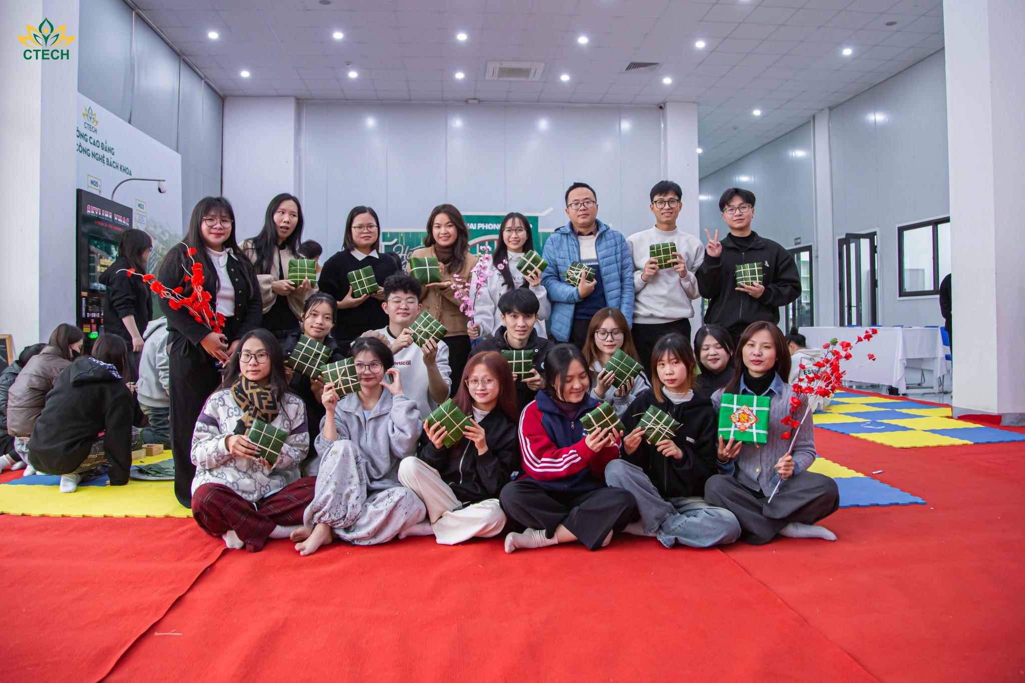 Rộn Ràng Ngày Hội "Gói Bánh Chưng 2026": Khi Sinh Viên CTECH Trổ Tài Khéo Léo & Tinh Thần Đồng Đội