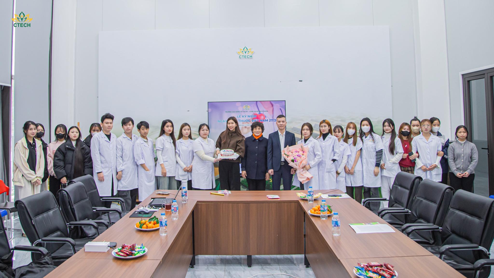 Khoa Chăm Sóc Sức Khỏe CTECH Tổ Chức Kỷ Niệm 71 Năm Ngày Thầy Thuốc Việt Nam 27/2