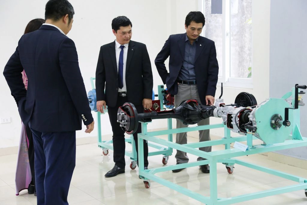 Truong-Cao-dang-Ky-thuat-Cong-nghe-Bach-Khoa-nhan-tai-tro-o-to-tu-Mitsubishi-Motors-Vietnam