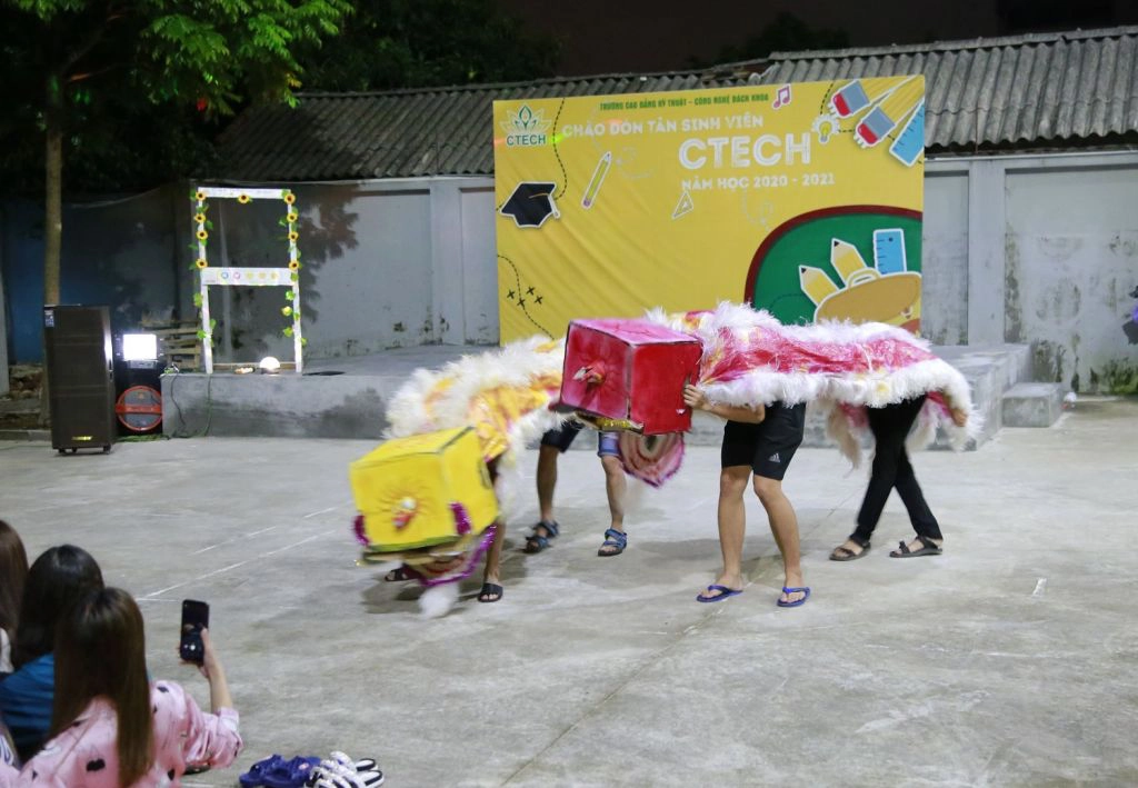 Trung thu “cùng nhau” của tân sinh viên CTECH