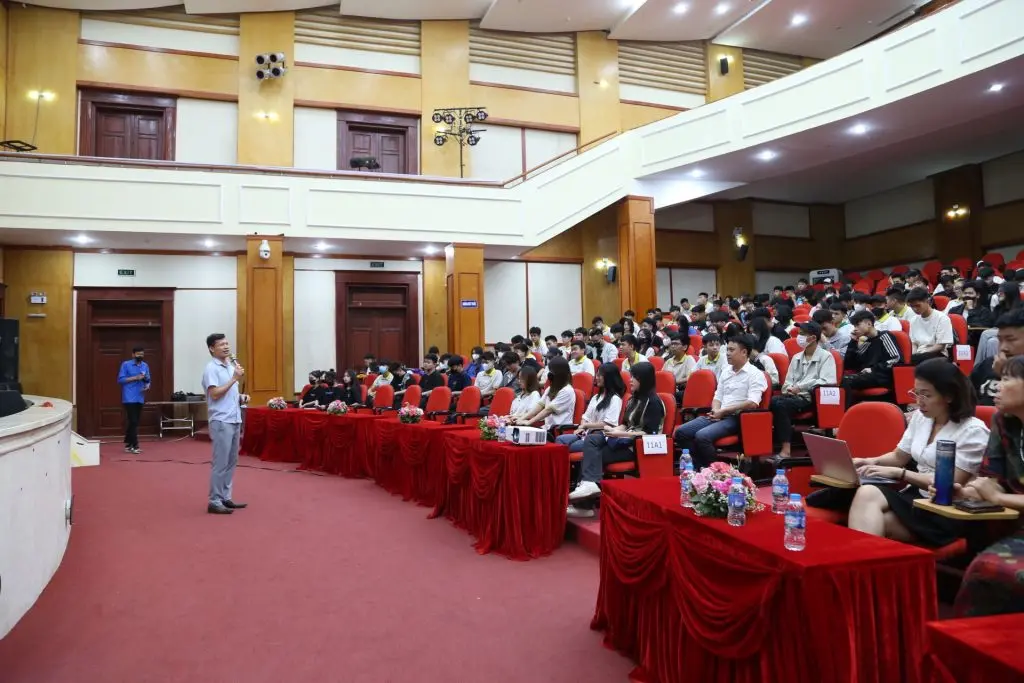 Giảng viên Học viện Cảnh sát Nhân dân tọa đàm với sinh viên CTECH về văn hóa ứng xử trên không gian mạng