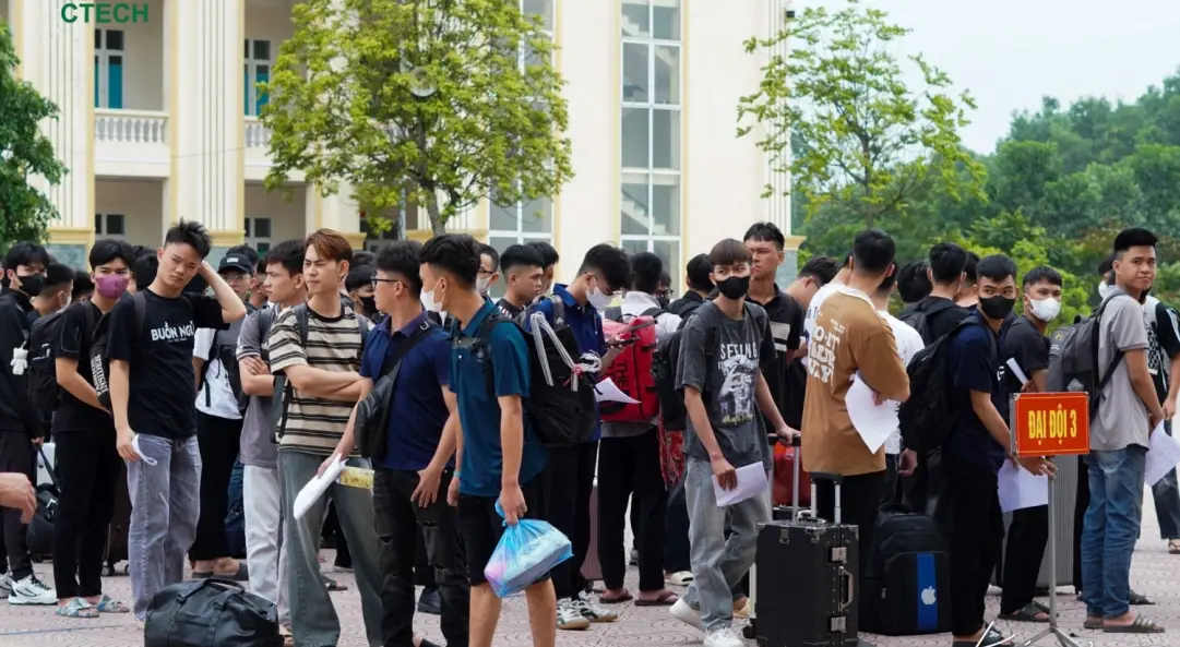 Sinh viên K15 chính thức bước vào hành trình quân sự tại Sơn Tây