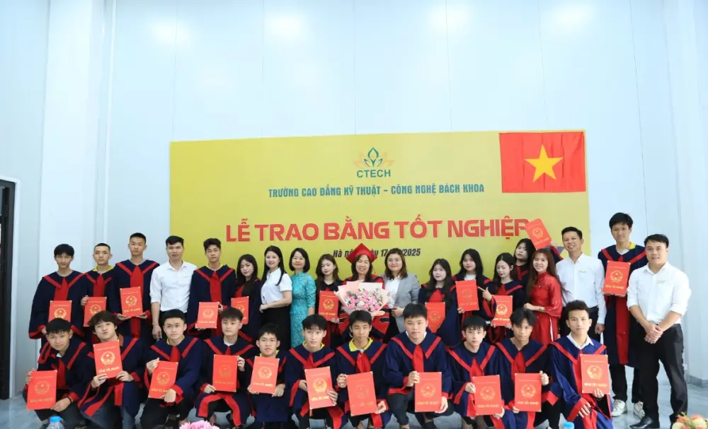 Khoảnh khắc vinh danh K13 tại Lễ trao bằng tốt nghiệp hệ THPT Cao đẳng tại CTECH