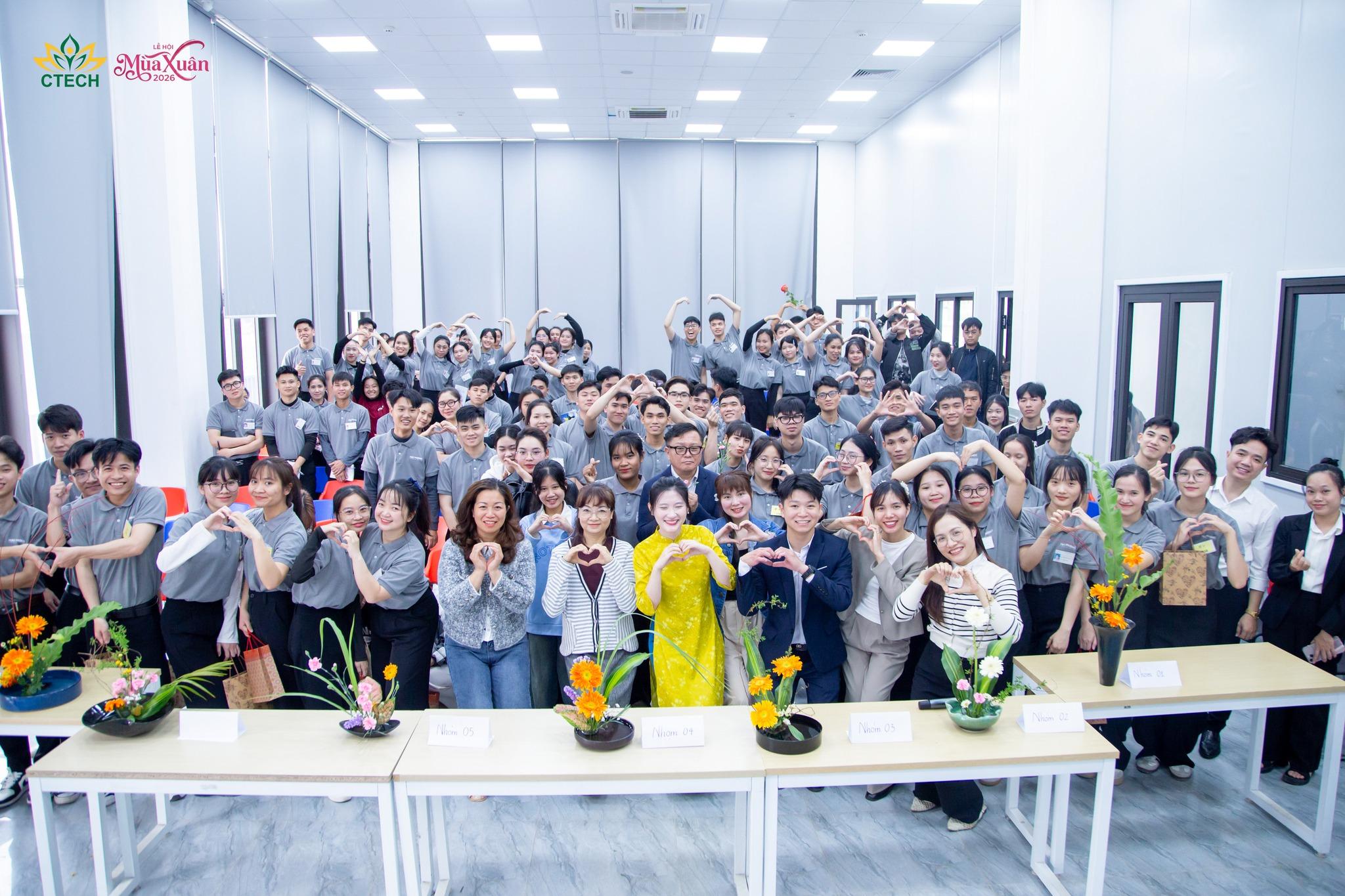 SINH VIÊN CTECH TRẢI NGHIỆM NGHỆ THUẬT CẮM HOA IKEBANA – HOA ĐẠO (KADŌ)